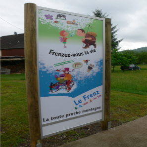 Panneau publicitaire en bois et aluminium - Le Frenz - La toute proche montagne - une réalisation Inotechna Alsace - Gamme signalétique extérieure