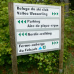 Panneau bi-mât directionnel 4 lames en aluminium sur support bois - Ferme Auberge du Felsach, Refuge du ski club Vallée Wesseling, parking, aire de pique-nique et nordic-walking - une réalisation Inotechna Alsace - Gamme signalétique extérieure