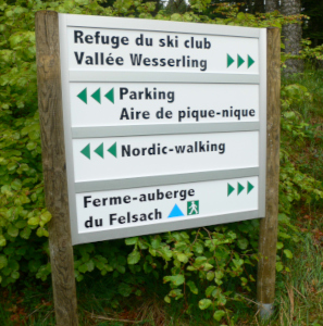 Panneau bi-mât directionnel 4 lames en aluminium sur support bois - Ferme Auberge du Felsach, Refuge du ski club Vallée Wesseling, parking, aire de pique-nique et nordic-walking - une réalisation Inotechna Alsace - Gamme signalétique extérieure