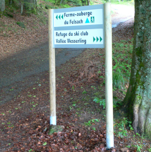 Panneau bi-mât directionnel en bois et aluminium - Ferme Auberge du Felsach et Refuge du ski club Vallée Wesseling - une réalisation Inotechna Alsace - Gamme signalétique extérieure